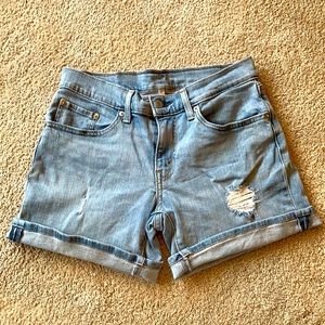 {Levi’s} light wash jean shorts 27
